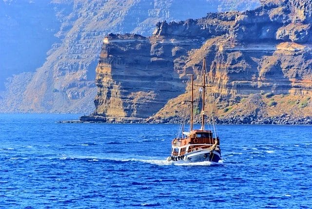 Santorini zee met boot