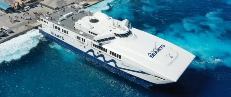 De veerboot van Kreta naar Santorini SeaJets Power Jet